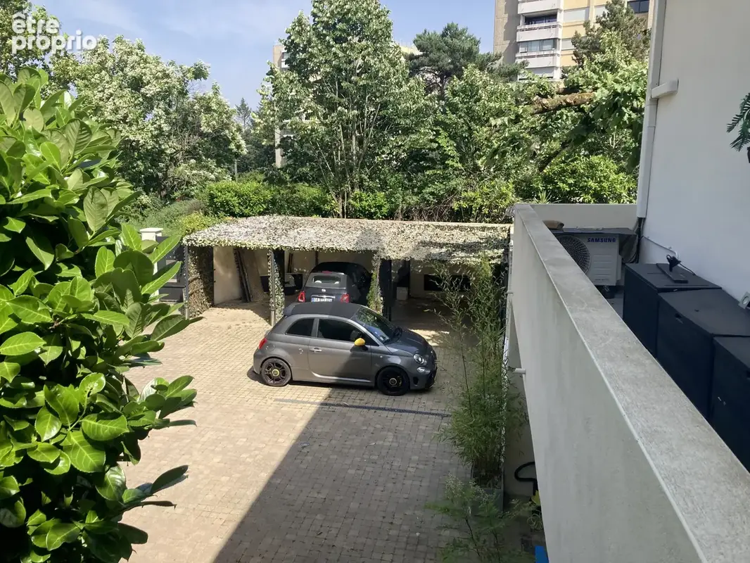 Champagne au Mont d’Or : maison familiale de 208 m2, 5 chambres, piscine, jardin paysager et terrasses. - photo 14