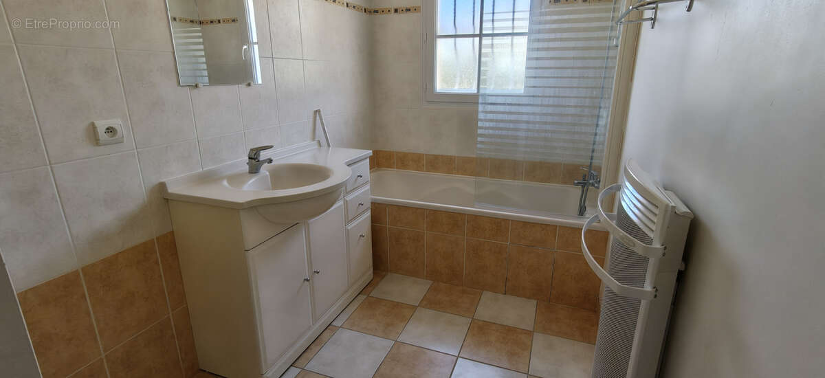À vendre à Saint-Michel-Chef-Chef (44) : maison de plain pied 4 pièces avec 3 chambres et un garage - photo 11