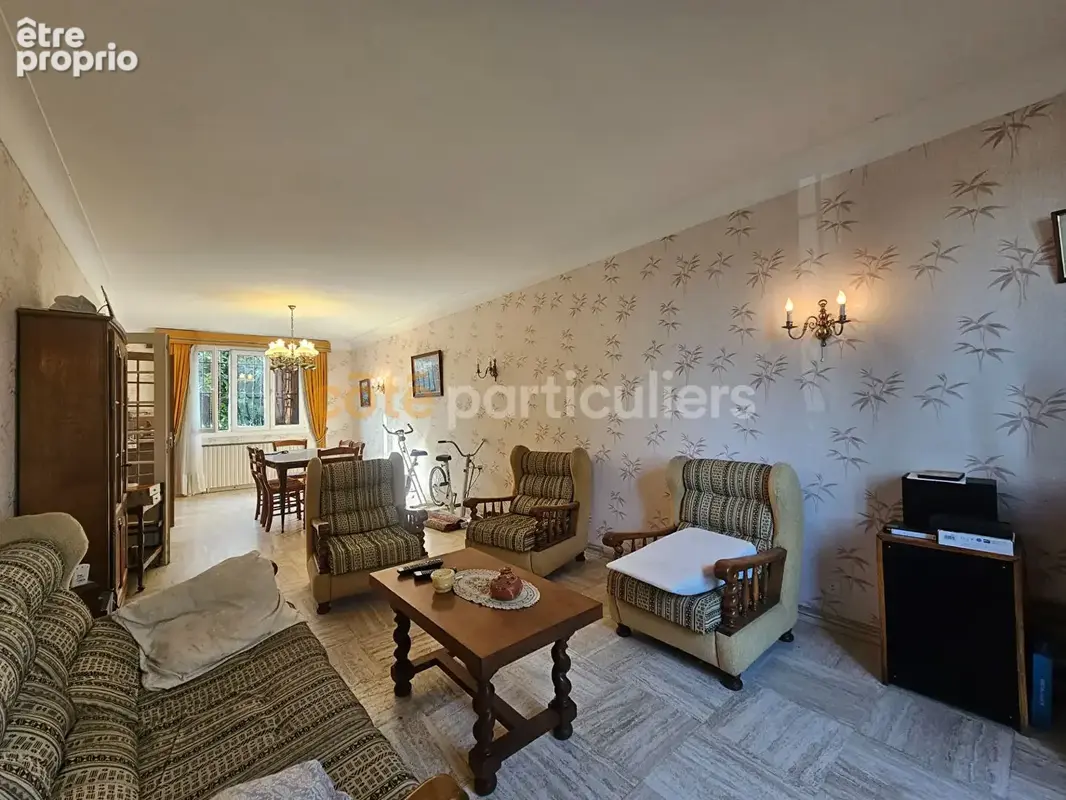 Maison  sur deux niveaux avec garages et jardin. - photo 11