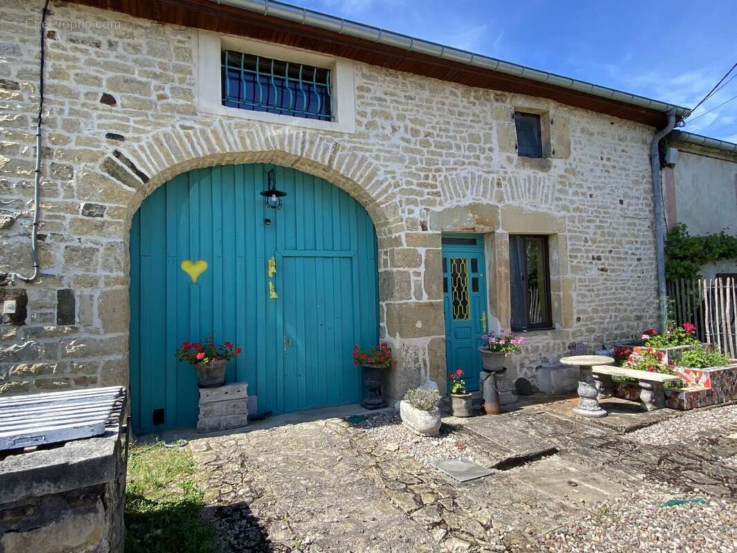 Maison à VERNOIS-SUR-MANCE