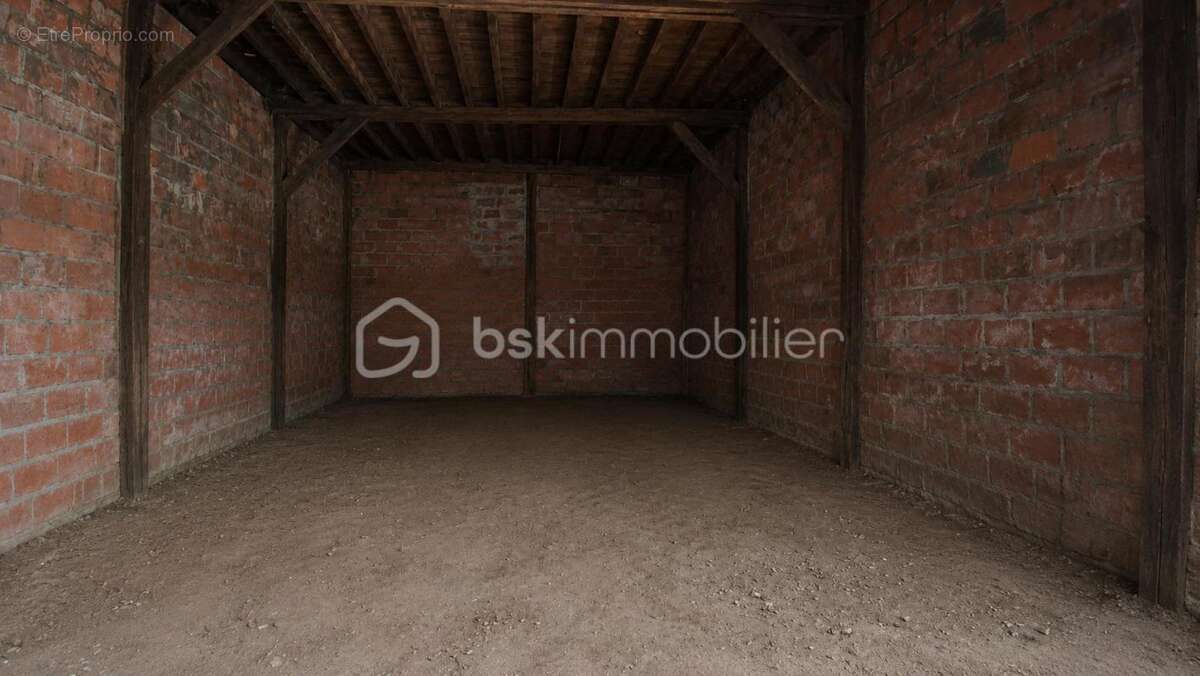 Maison de 71m² +(buanderie de 30m²+dependance de 70m² avec possibilite d'amenagement). terrain 703m² - photo 15