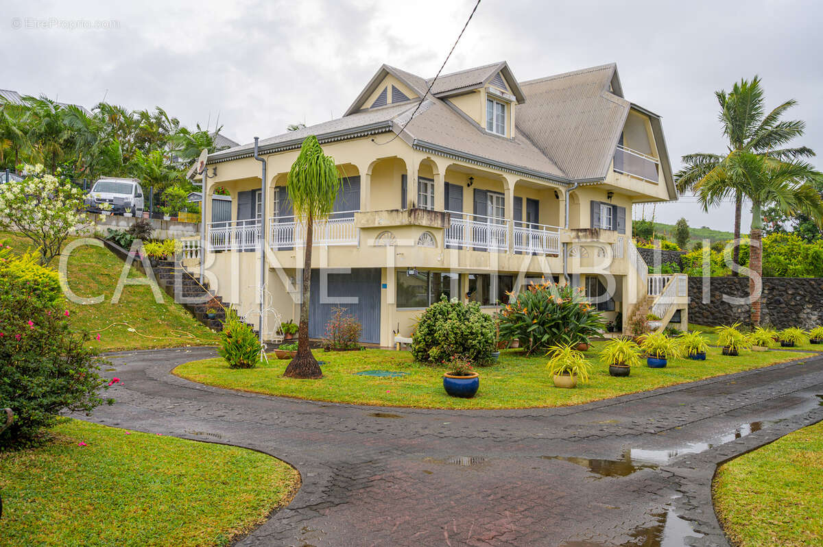 A vendre - une maison de type t6 de 200 m2 environ - petite-ile - 577 000 € hai - photo 11