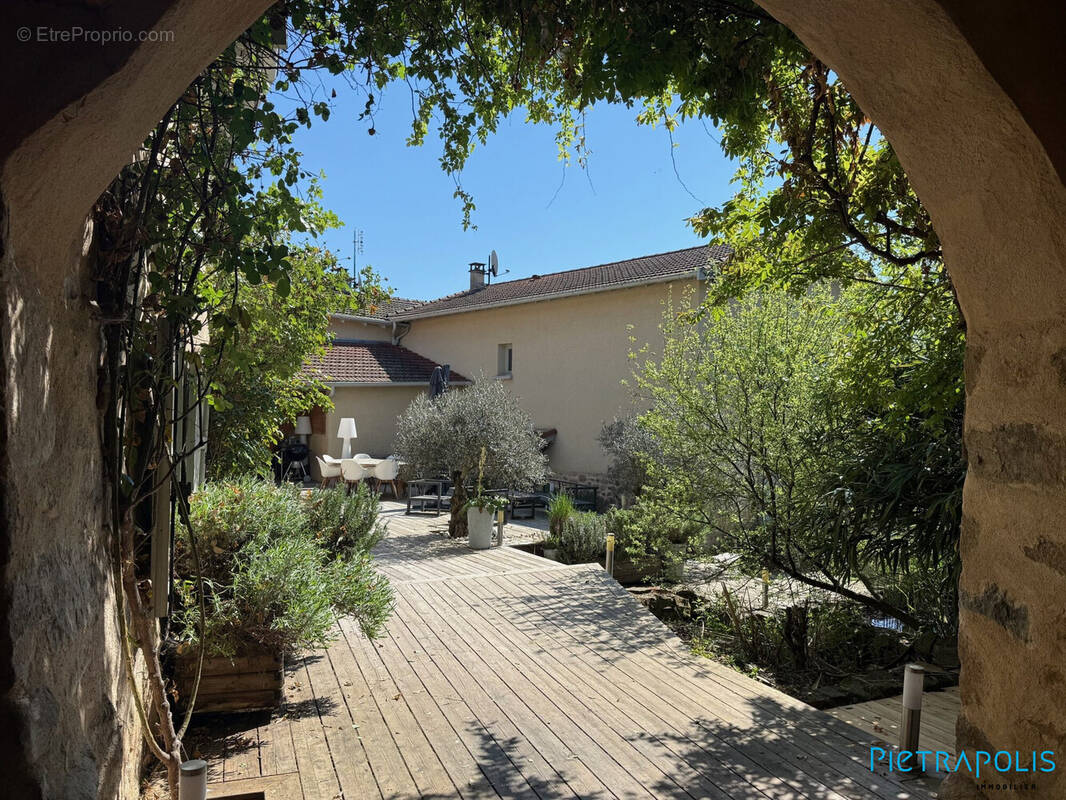 Maison 380 m² à Chambost-Longessaigne  - photo 2