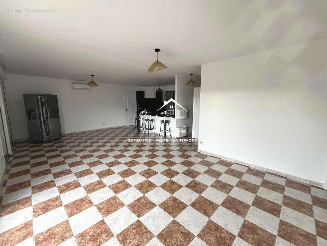 Pièce de vie lumineuse de 39 m2  - Maison à INGRANDES