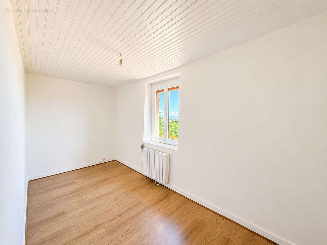 Maison en pierres 95 m2 habitables sur 1000 m2 de terrain avec dépendances - Secteur privilégié de CONDRIEU - photo 13