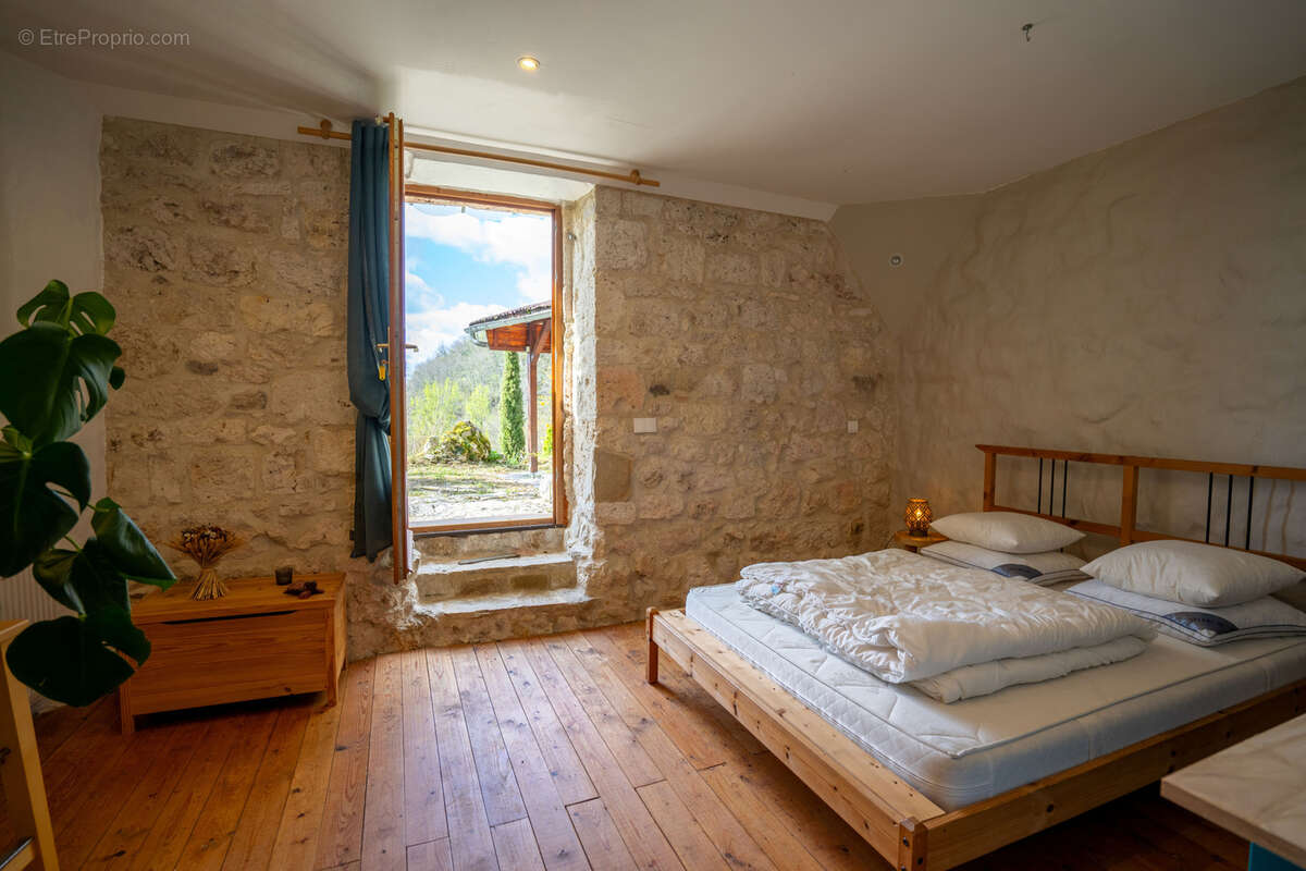 Maison à MONTAIGU-DE-QUERCY