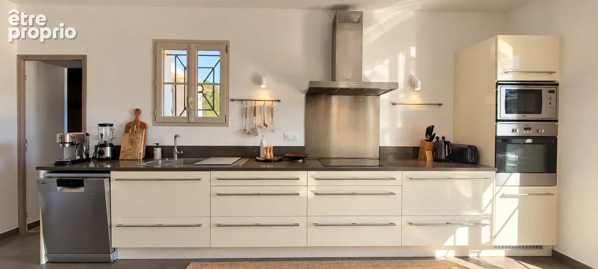 Villa type bastide  vendue meublée, Sh 192m² , terrain de 1150m² , piscine. - photo 6