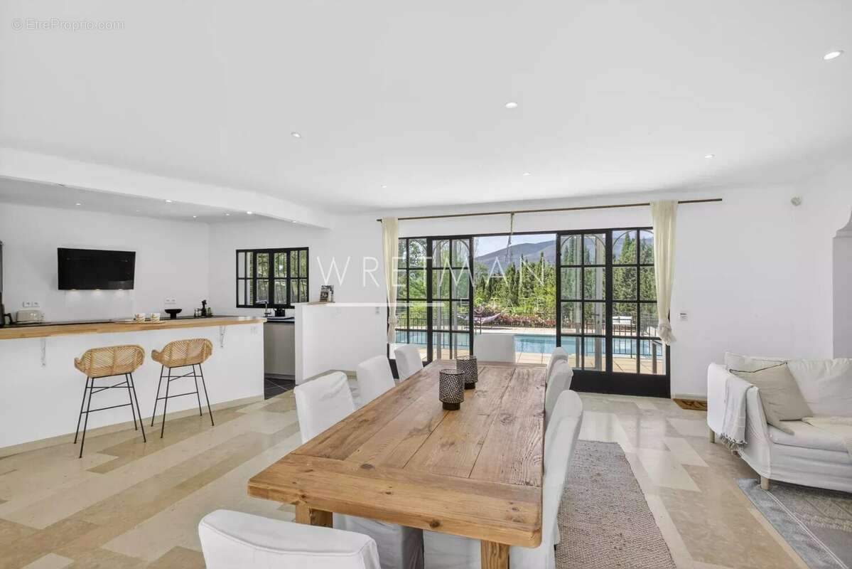 Maison à CHATEAUNEUF-GRASSE