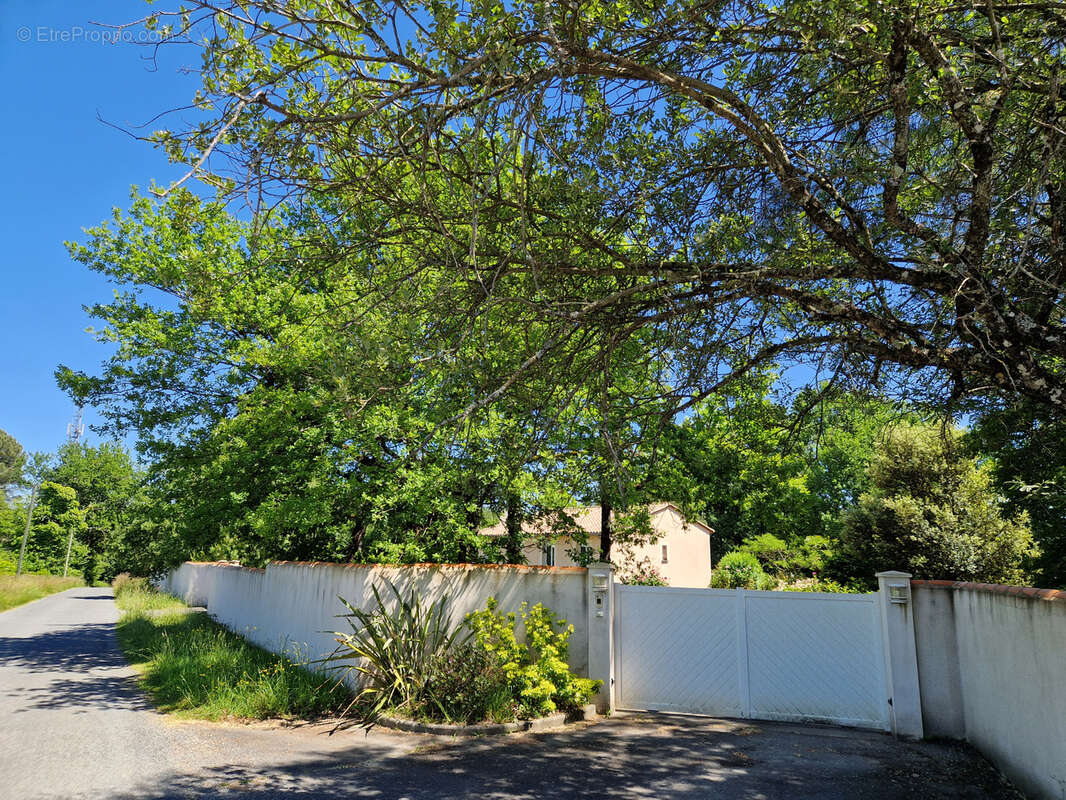 Proche Périgueux MAISON de PLAIN PIED 146 m2 avec 4 chambres / Grand garage / Grand terrain avec PISCINE. - photo 9