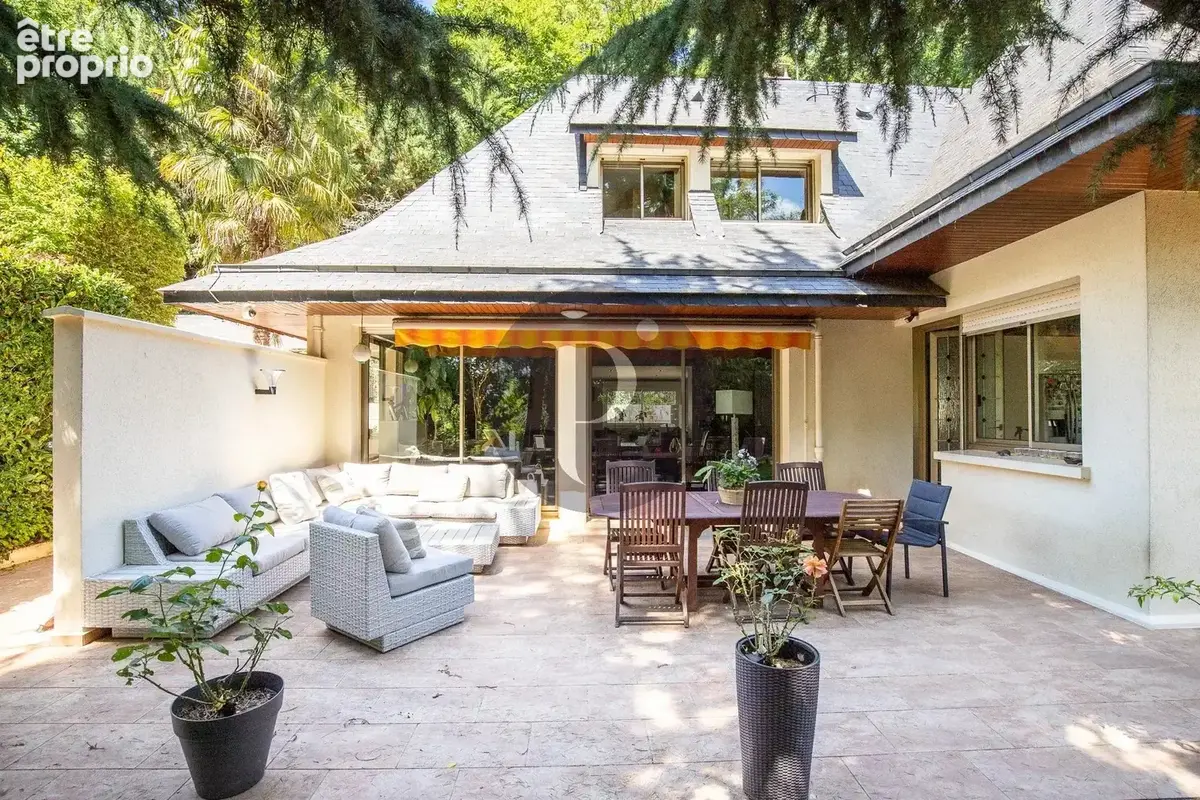 Maison familiale d’exception avec piscine et dépendance sur 1 732 m² de terrain paysager - photo 2