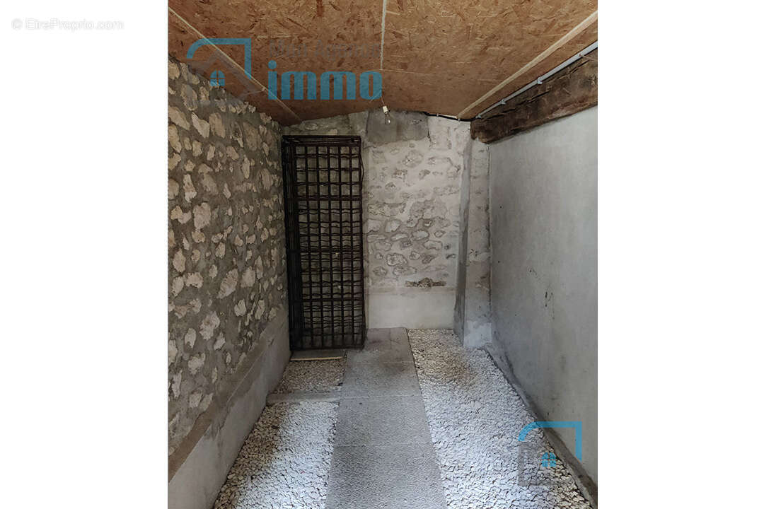 Mehun-Sur-Yèvre (18) - Maison de pierres avec 1 chambre, jardin et garage - photo 8
