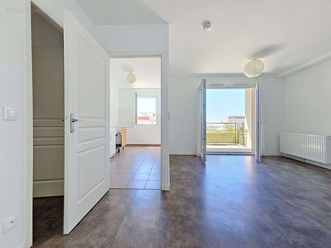 Appartement récent 2 chambres avec balcon et place de stationnement - photo 8