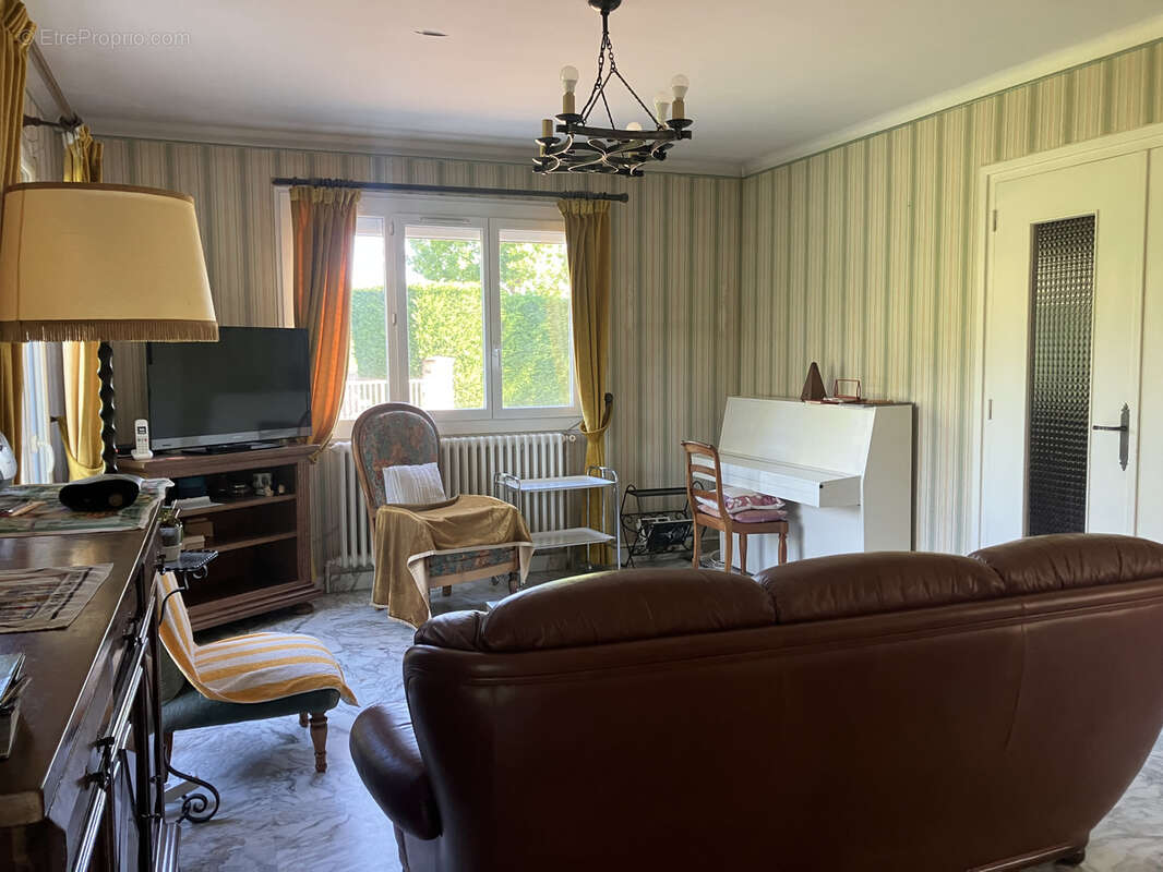 Maison à SAINT-GENIS-LES-OLLIERES