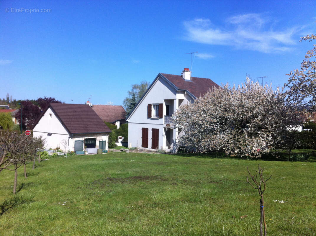 Creuzier le vieux, maison familiale avec dependances - photo 3