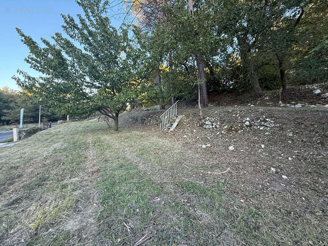 Terrain à LA ROQUE-D&#039;ANTHERON