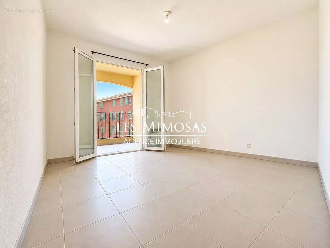 Appartement à ROQUEBRUNE-SUR-ARGENS