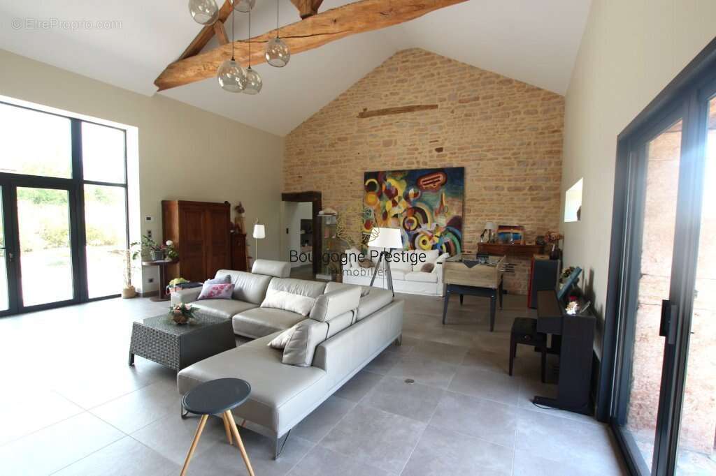 Elegante longere de caractere de 338 m² entierement renovee avec piscine et parc de 3108 m² - photo 5
