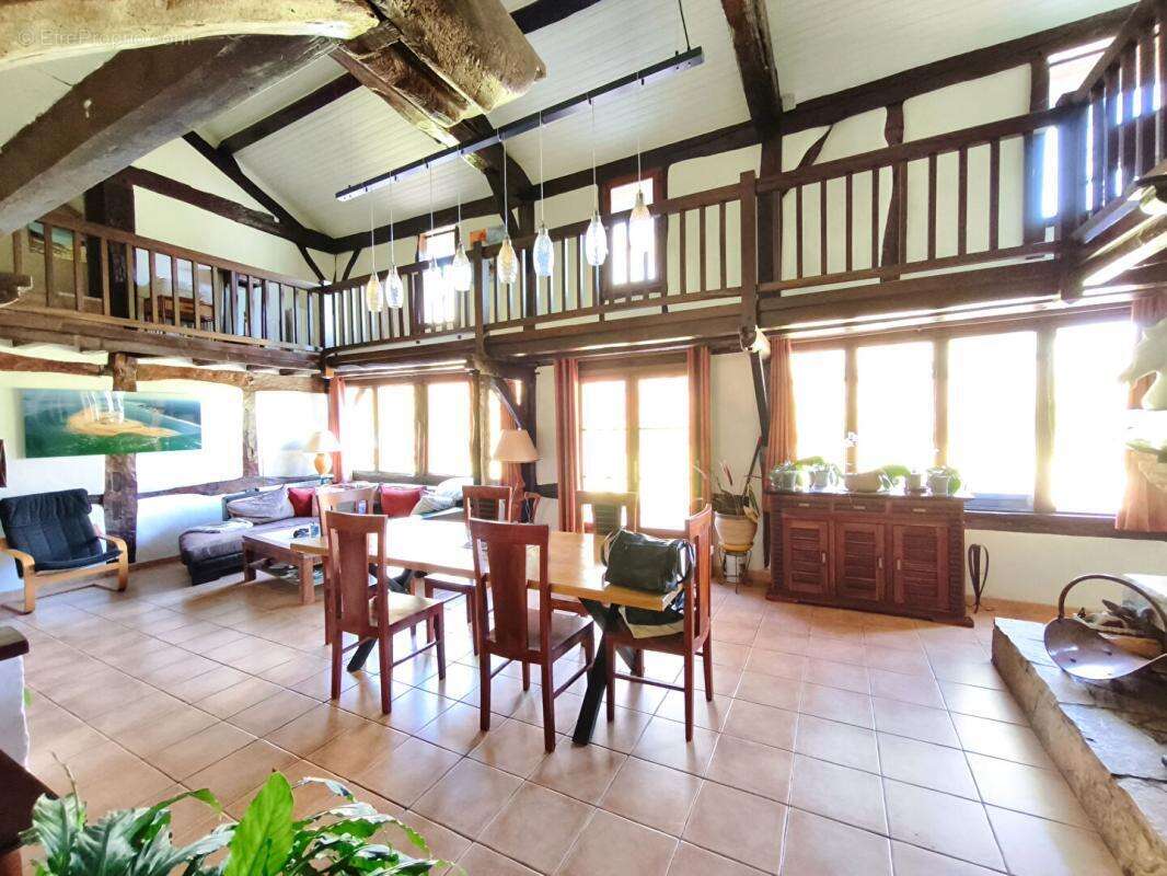Propriété 200 m2 avec étang, piscine sur 5 hectares - photo 4
