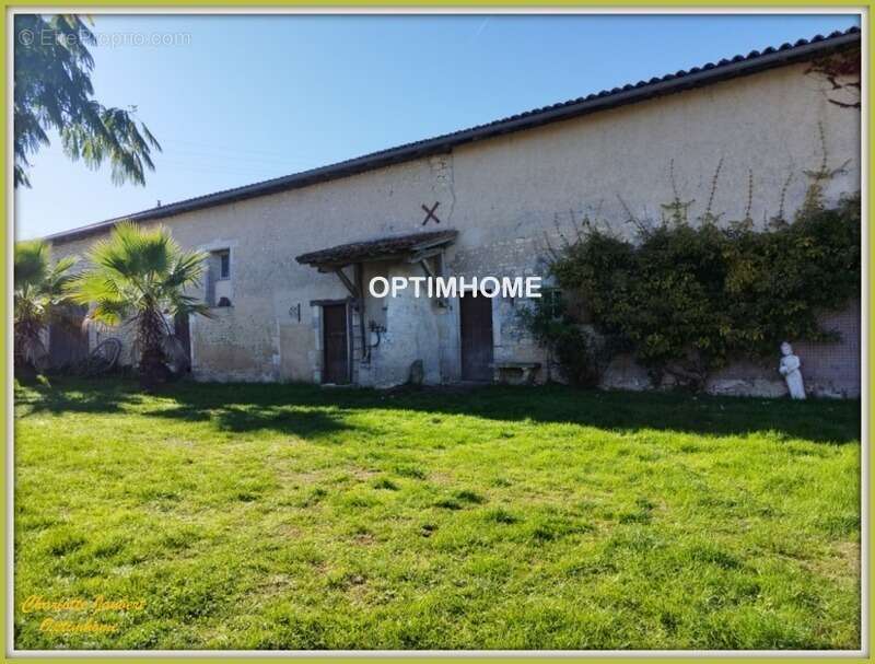 Maison à BARBEZIEUX-SAINT-HILAIRE