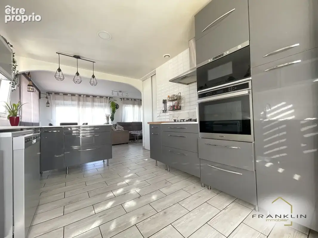 Tremblay-en-France, Pavillon traditionnel édifié sur un rez-de-jardin - 3 chambres - 402 m2 de terrain - photo 6