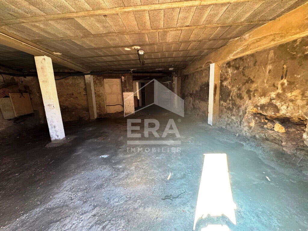 Maison à SAINT-MITRE-LES-REMPARTS