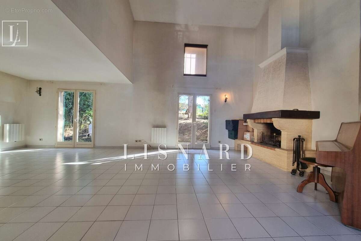 Maison à LA ROQUETTE-SUR-SIAGNE