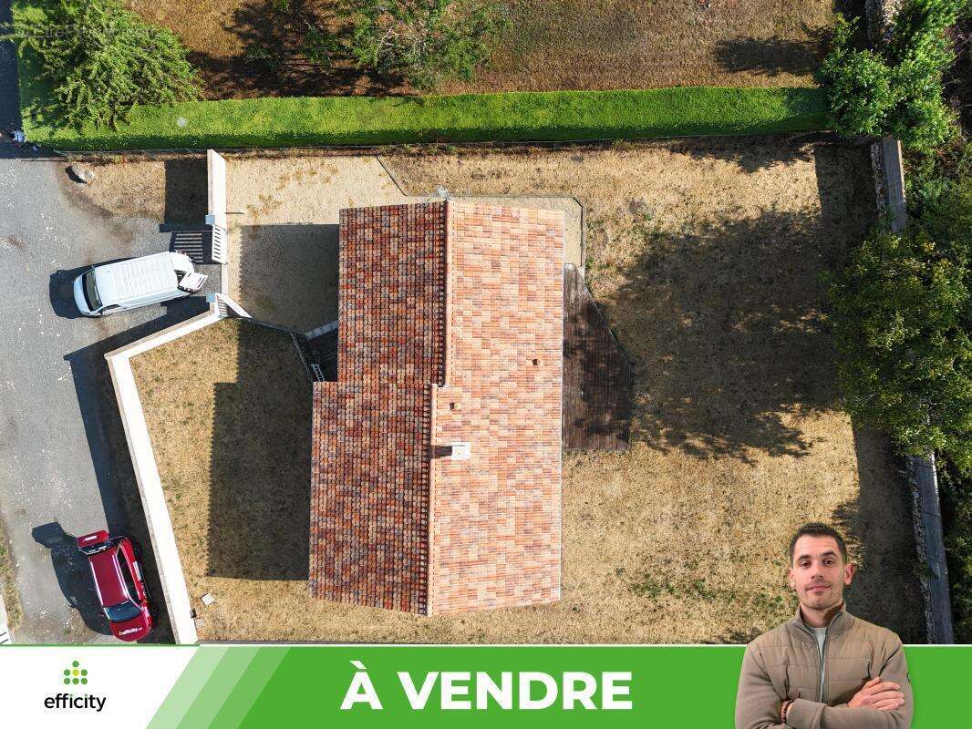 Maison 104 m² à Lussac-Les-Chateaux  - photo 3