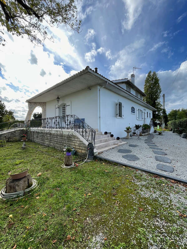 Maison t7 de 194m2 sur portets - photo 2