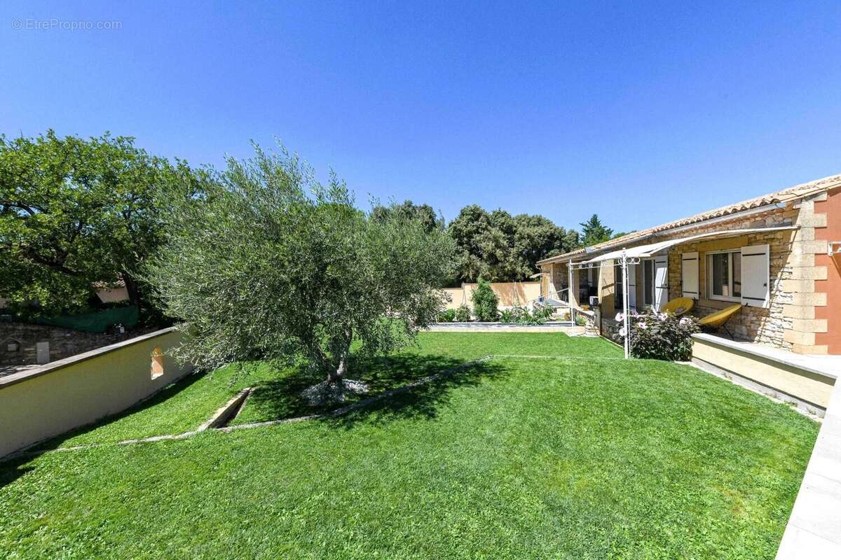 Maison méridionale de plain-pied de 167 m² avec jardin et piscine à 3.5 km du centre d’Uzès - photo 9