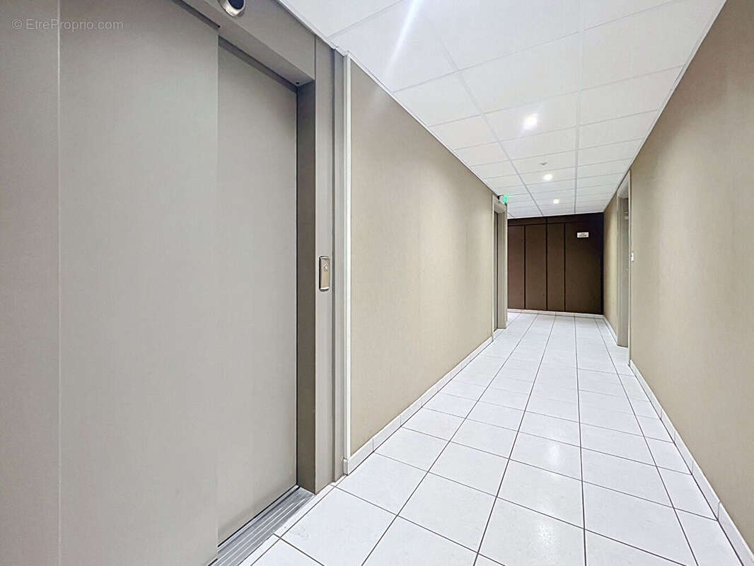 Dernier étage avec grande terrasse - Studio lumineux de 26,40 m² - Marseille 10e - photo 10