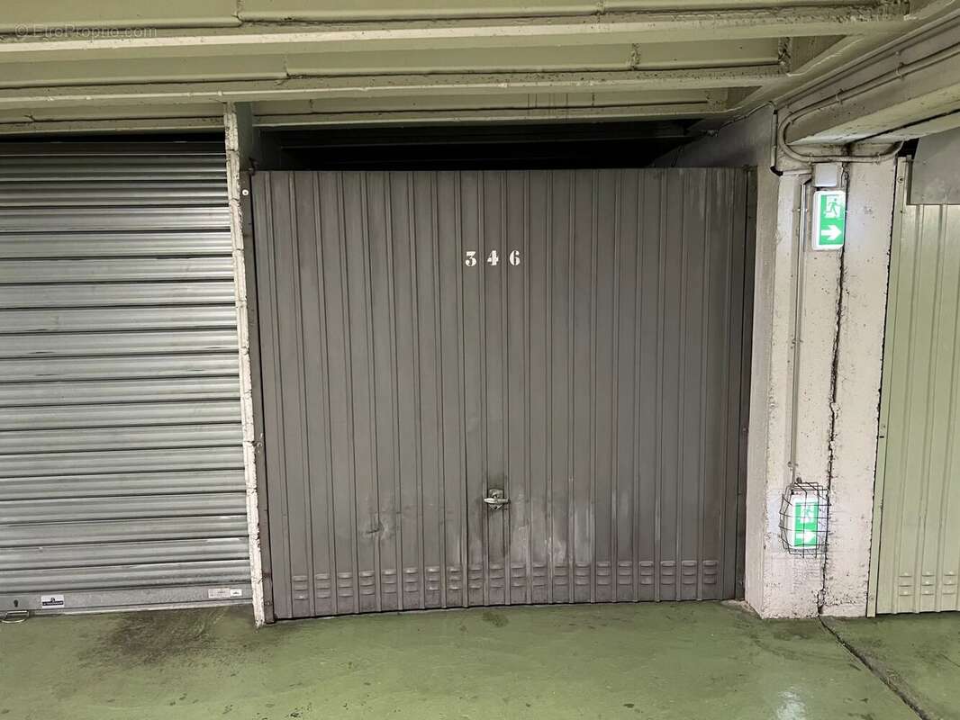 Parking à PARIS-17E