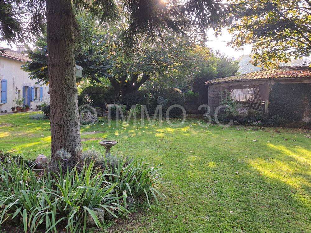 Maison à CHEF-BOUTONNE