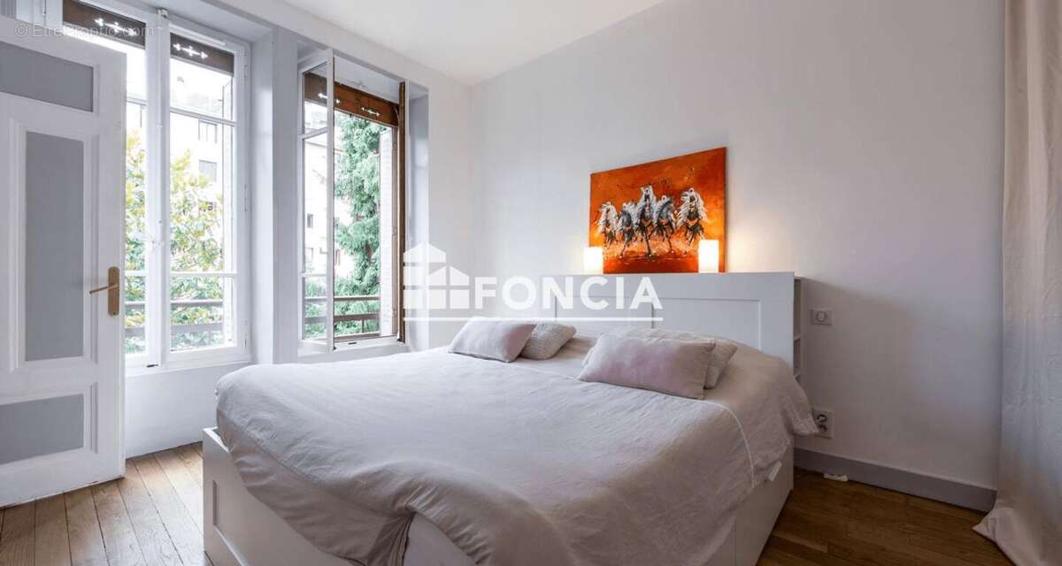 Annecy centre – T4 traversant de 84 m², balcons, parking et cave - photo 5