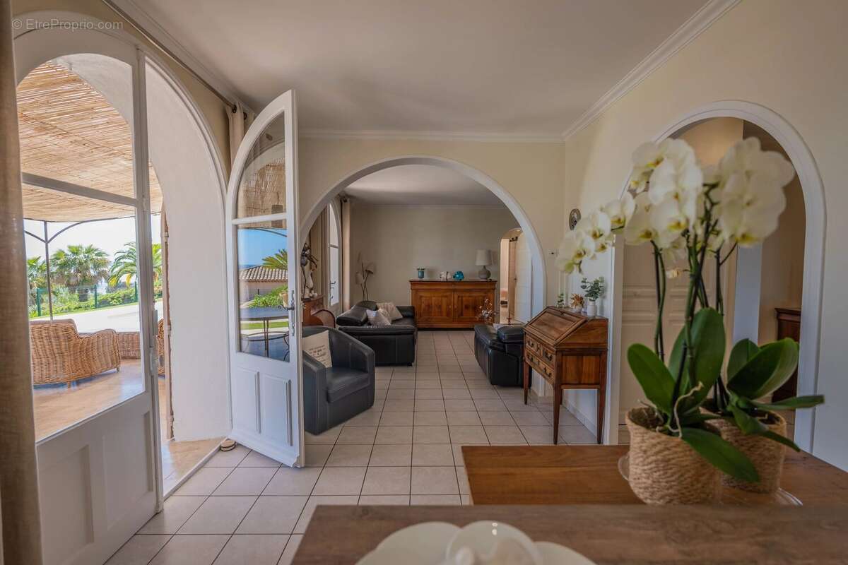 LES ISSAMBRES : Villa tout à pied avec vue mer exceptionnelle - photo 7