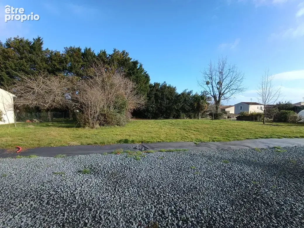 Terrain à SAINT-ROMAIN-DE-BENET