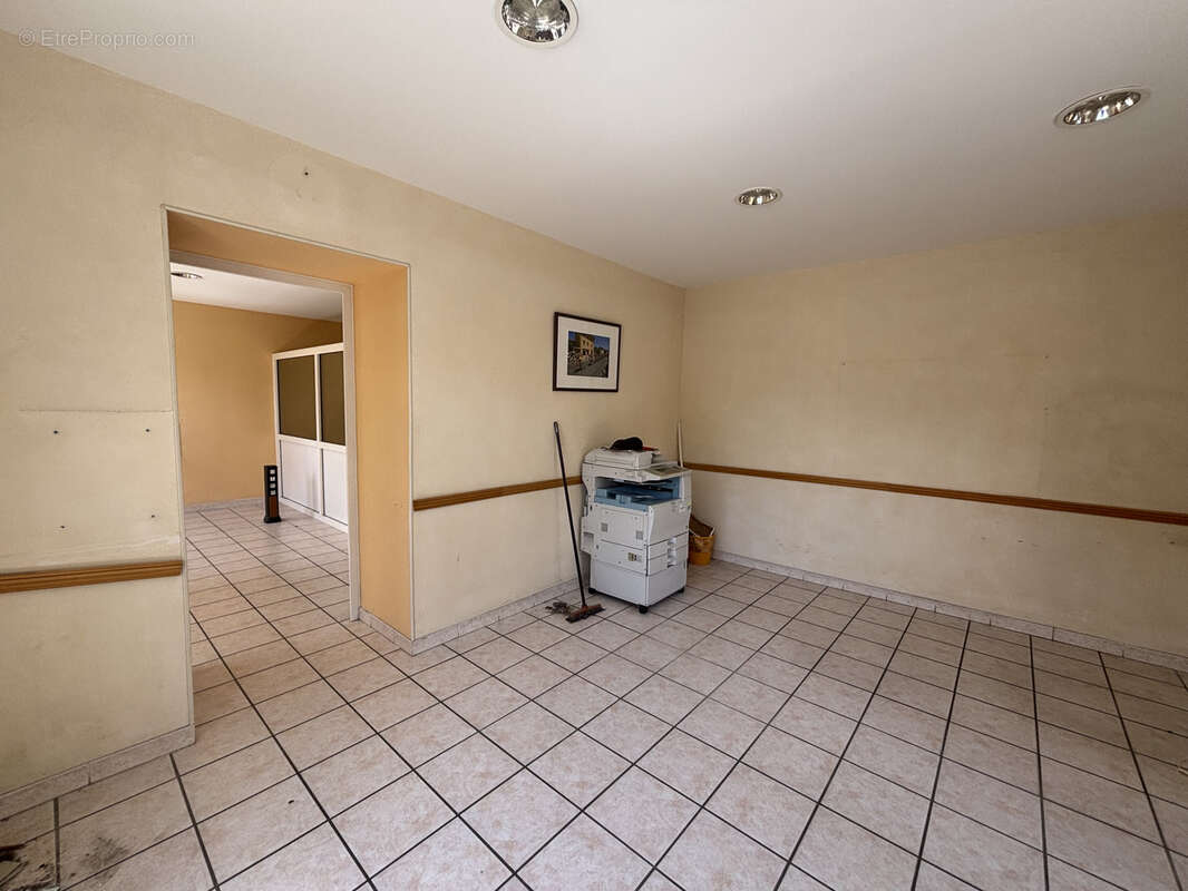 Cazouls ! local commercial de 75 m2 libre avec 2 cours privatives - photo 7