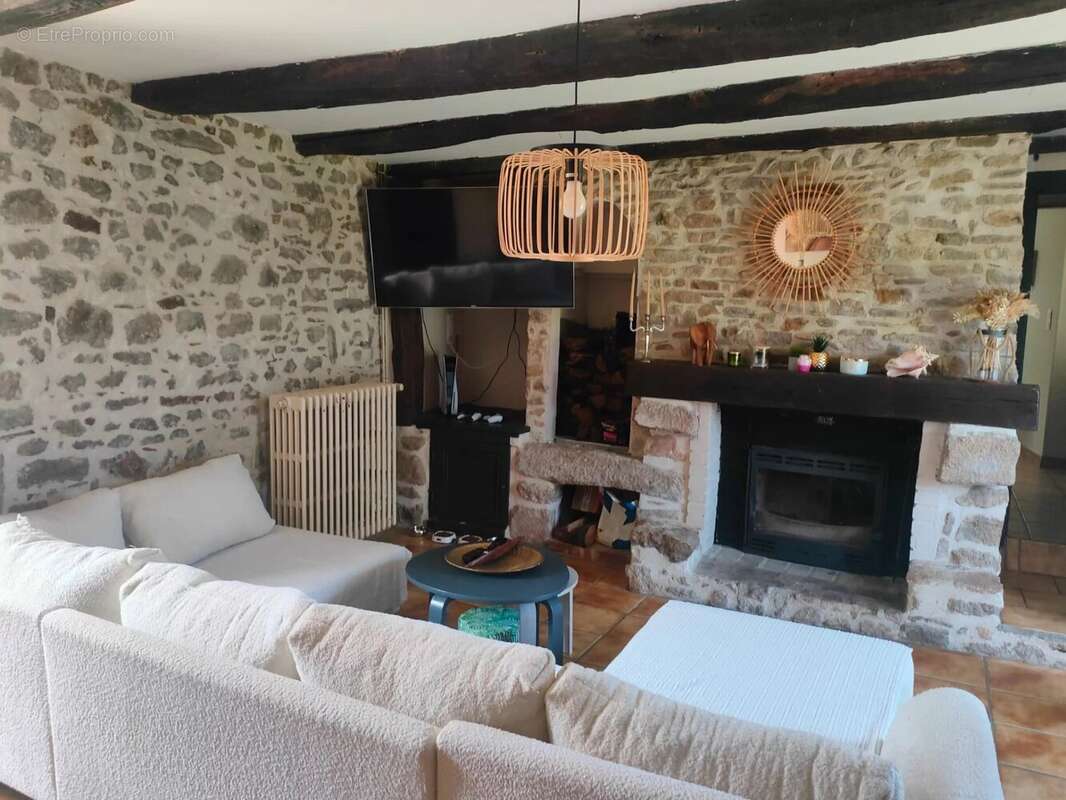 Maison à LA CHAPELLE-MONTBRANDEIX