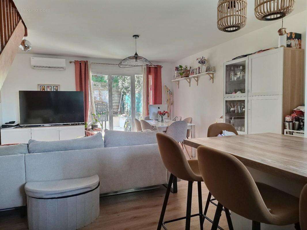 Roquebrune-sur-Argens : Magnifique villa T4 de 80 m² entièrement rénovée, avec extérieur, garage et chambres spacieuses – Emplac - photo 5