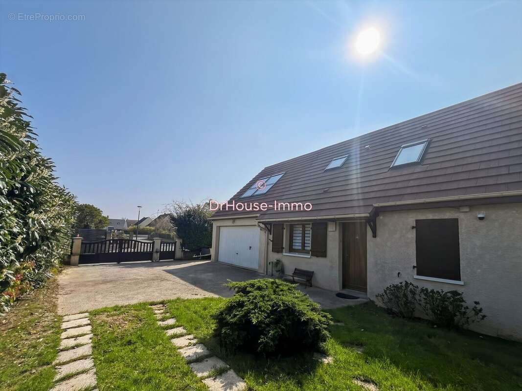 Maison à VAUX-LE-PENIL