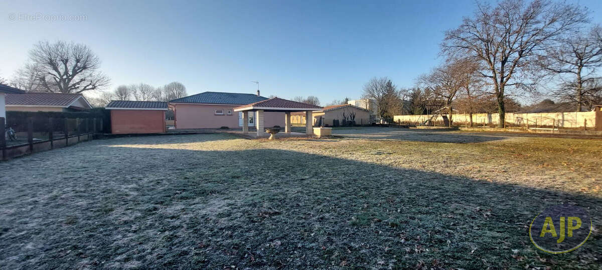 Maison à SAINT-JEAN-D'ILLAC