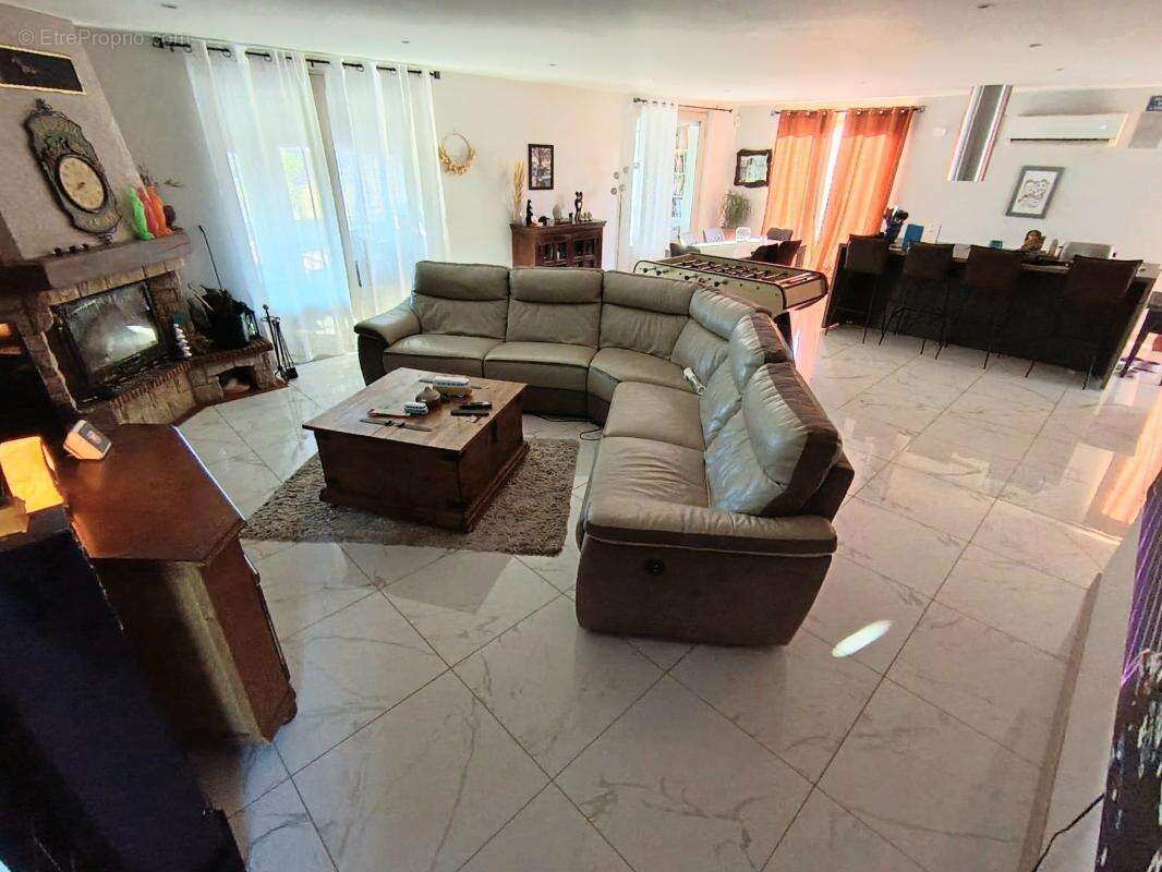 À Vendre : Garage piscine cuisine d'été extérieur de plus de 1100 m² + F3 - photo 8