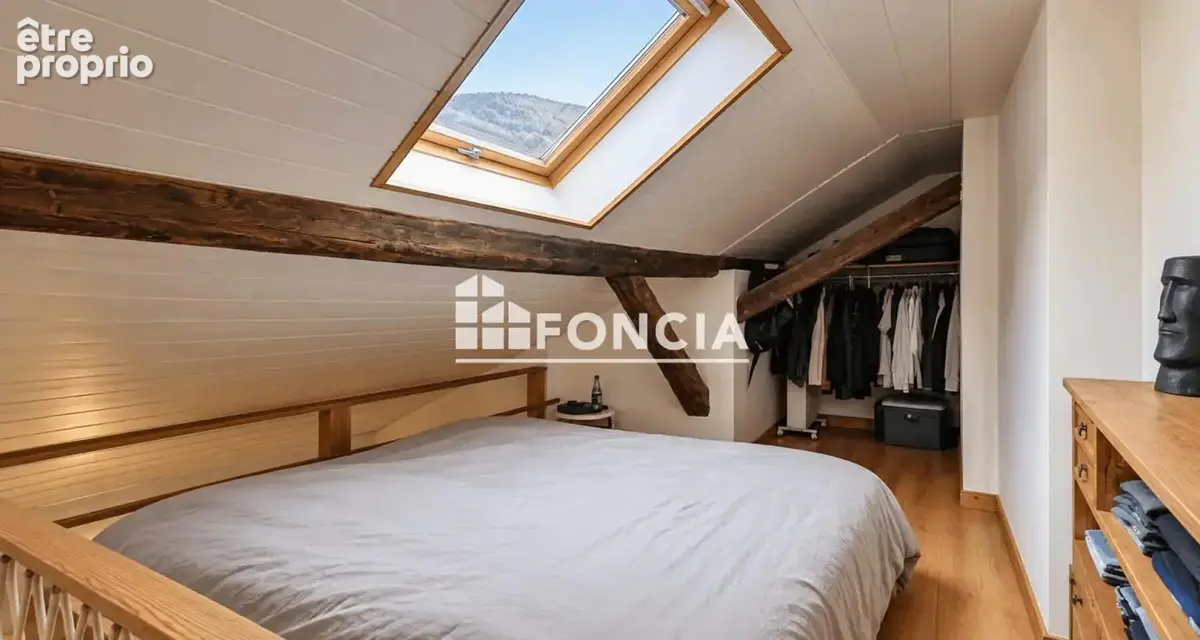 À Cevins, T1 bis de 59,86 m² Carrez, vendu loué jusqu’en mars 2029. Loyer de 530 € + 20 € de charges, cave de 5,5 m² et place de - photo 4
