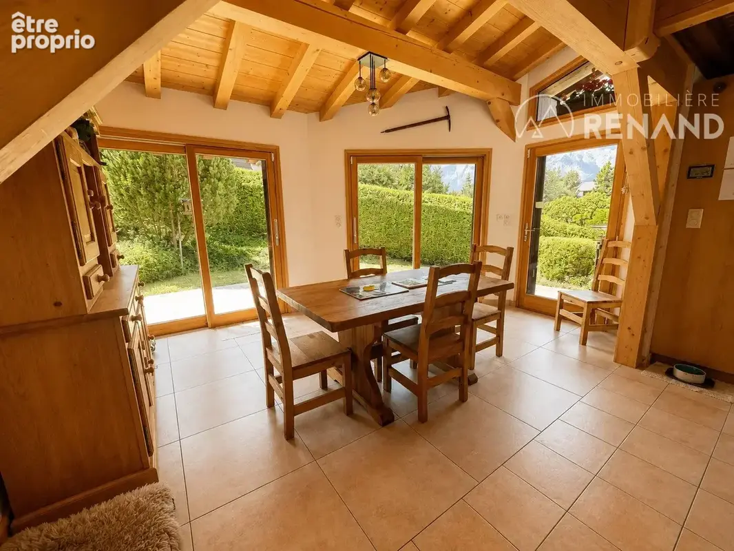 rez de jardin : salle  àmannger veranda 