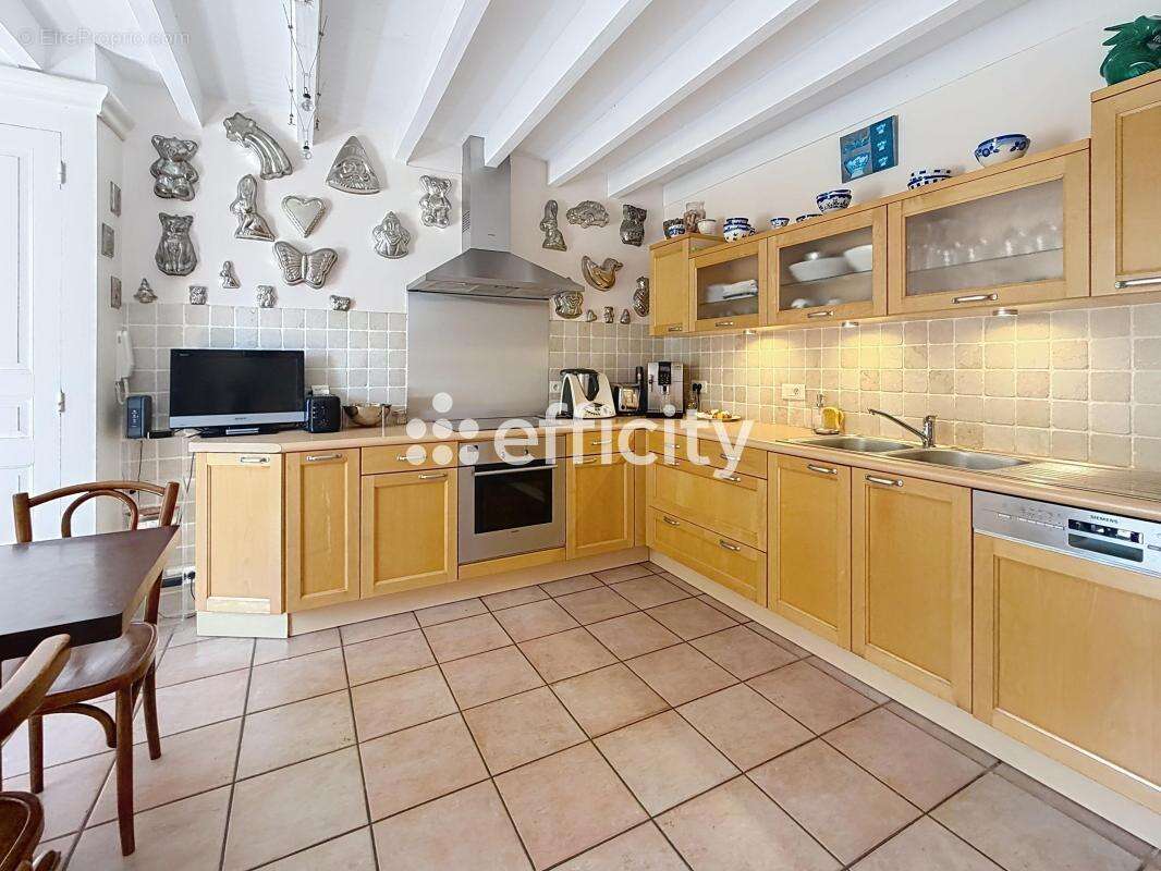 Maison 380 m² à Courpiere  - photo 6