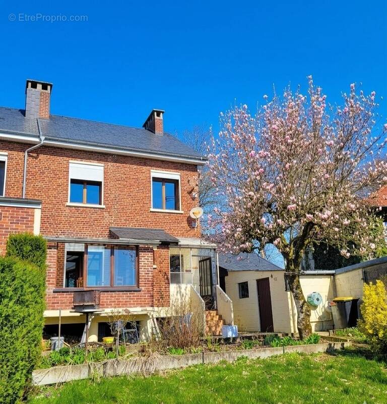 Maison à AVESNES-SUR-HELPE