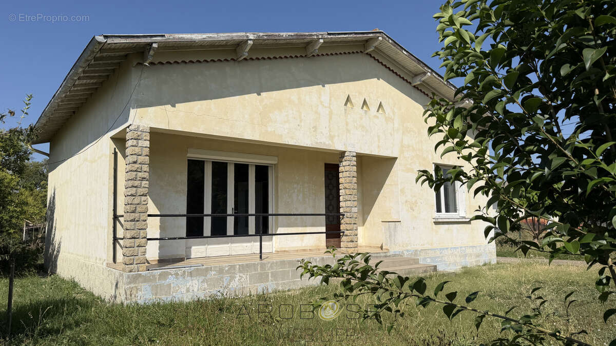 Maison de plain pied de type F3 avec jardin et garage . - photo 2