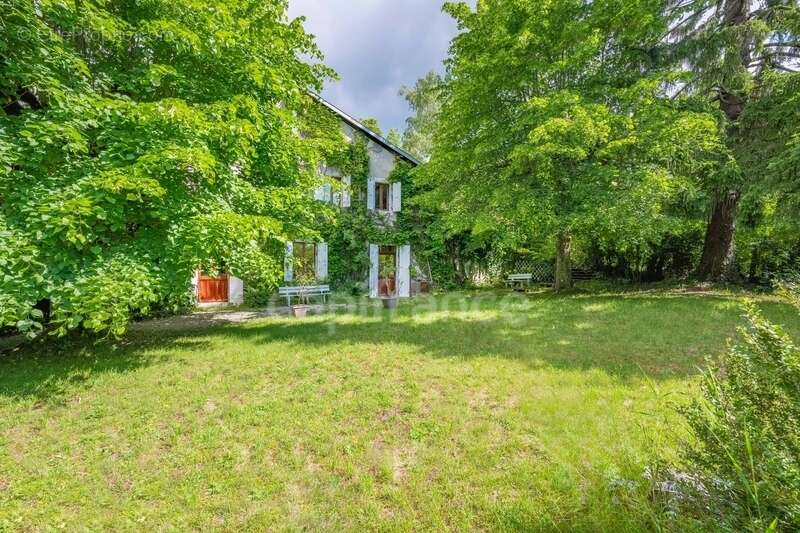 Dpt Ain (01), à vendre proche de GEX  maison P6 de 197 m² - Terrain de 1300 m² - photo 3