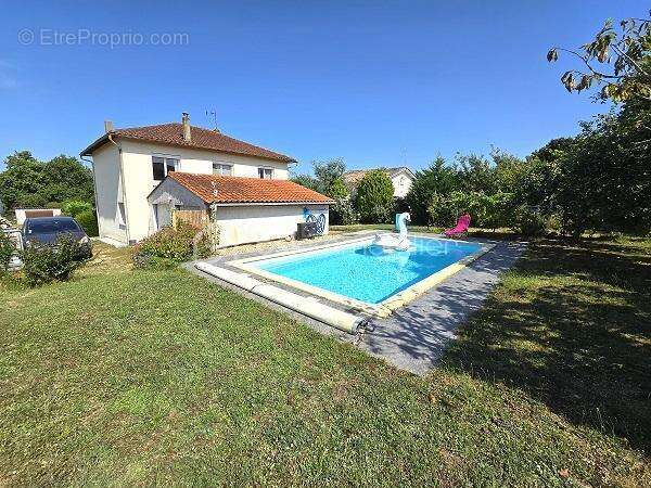 Maison de 120 m2 avec 4 chambres, 2 salles d'eau, une piscine sur un terrain de 828 m2 !!! - photo 2