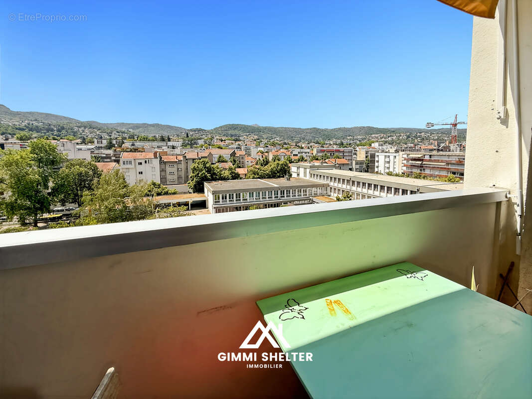 Appartement de 83 m2 vue, balcon, cave et parking, plein centre - photo 4