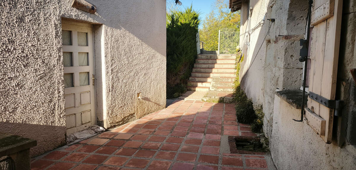 Ensemble immobilier isolé avec vue imprenable sur la campagne, sur près de 3 hectares - photo 11